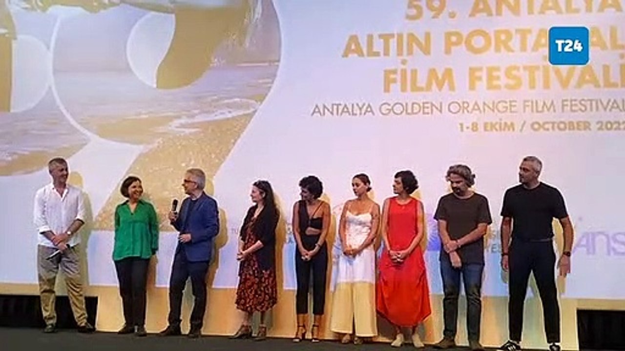 Altın Portakal Film Festivali’nde Çiğdem Mater ve Mine Özerden unutulmadı: Boş sandalyeleri gösterip özgürlük taleplerini yinelediler