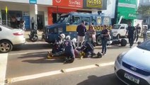Moto vai parar embaixo de carro-forte após colisão com Fluence na Avenida Brasil