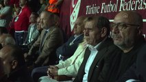 Mehmet Büyükekşi ve Dursun Özbek, Ampute Futbol Milli Takımı'na destek verdi