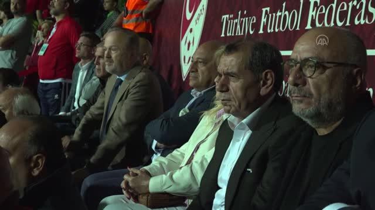 Mehmet Büyükekşi ve Dursun Özbek, Ampute Futbol Milli Takımı'na destek verdi