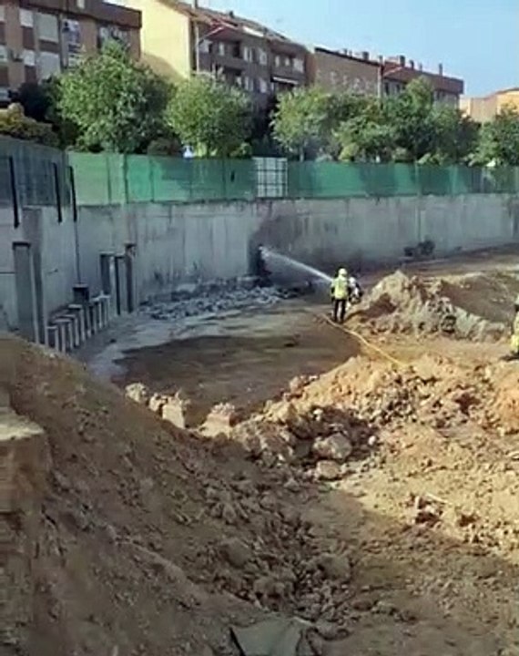 Un incendio con riesgo de explosión corta el toledano paseo de la Rosa