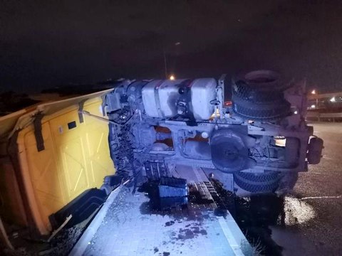 Son dakika 3. sayfa: Gebze'de refüje çarpan kamyon yan yattı: 2 yaralı