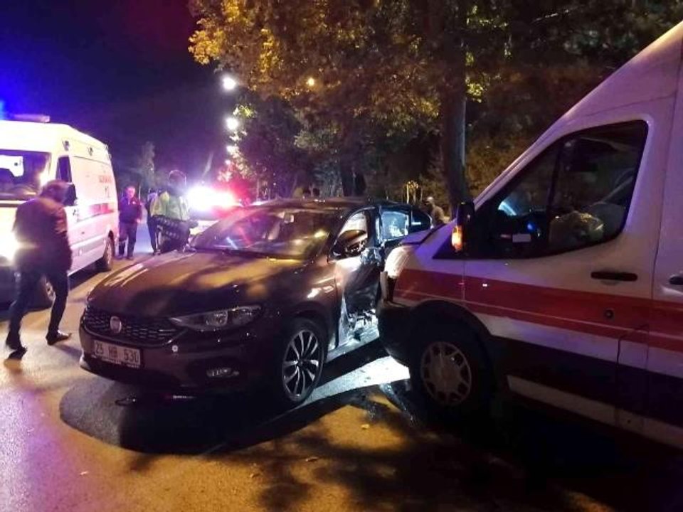 Son dakika haberleri | Ambulans U dönüşü yapan araca çarptı, kaza sonucu 2 kişi yaralandı