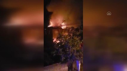 İki evin çatısında çıkan yangın söndürüldü