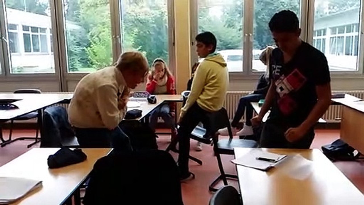 Stuhl fällt in zeitlupe vom tisch