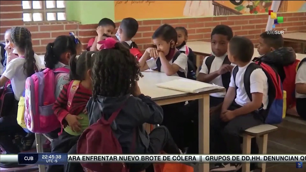 Estudiantes venezolanos regresan a clases presenciales tras dos años de educación virtual