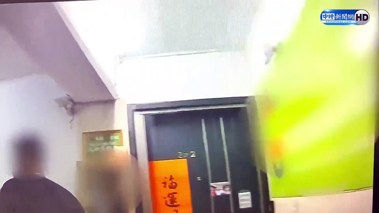 女友錯愕！西門町通緝犯遇盤查 警陪返家拿證件「下秒墜樓重傷亡」
