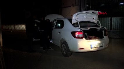 Ehliyetsiz otomobil hırsızı kamyonetin altında yakalandı