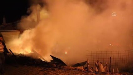 Kırsal mahallede iki ev ile bir samanlık yandı
