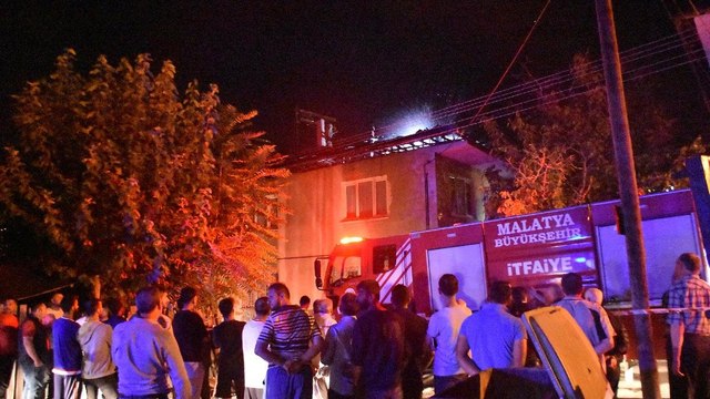 Malatya’da 2 katlı evde yangın: 2 kişi dumandan etkilendi