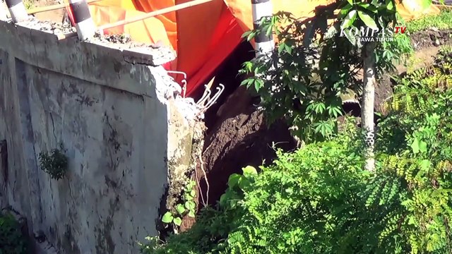 Diguyur Hujan Deras , Talud dan Jalan Alternatif Blitar-Malang Ambles