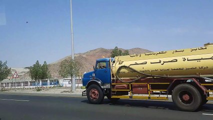 A large number of pilgrims travel on the Jeddah-Mecca highway.