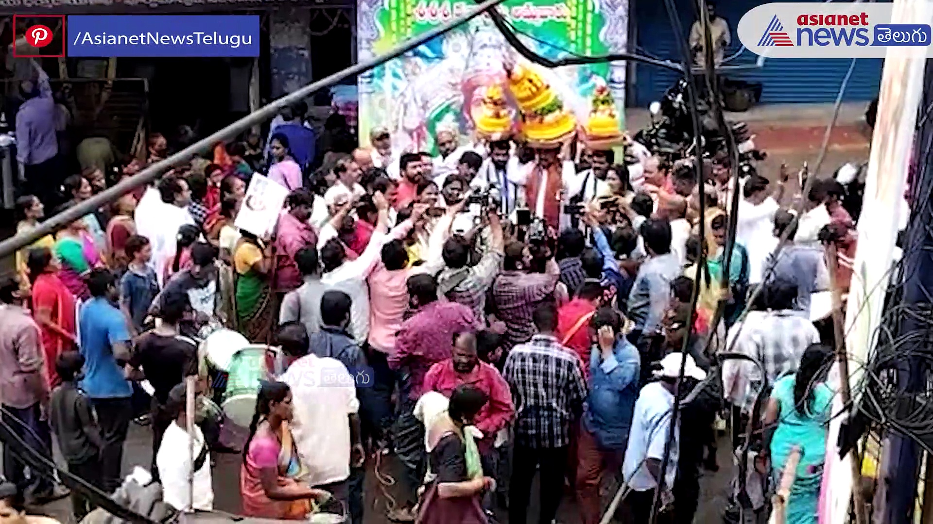 మూడు రాజధానులకు అమ్మవారి ఆశిస్సులు... వెయ్యి కొబ్బరికాయలతో వైసిపి ఎమ్మెల్యే మొక్కు 