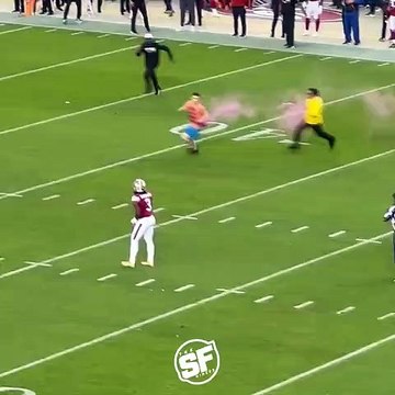 Football américain : un streaker se fait méchamment plaquer par deux joueurs