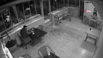 Kafeteryaya girdi, "Mesut kim" diye rastgele ateş açtı!