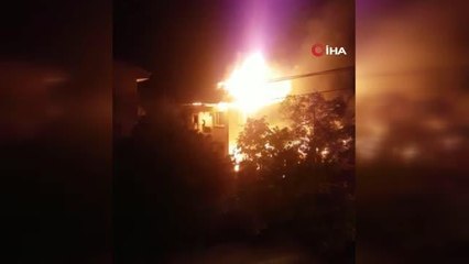 Son dakika haber... Samanlıkta çıkan yangın eve sıçradı: 3 havyan telef oldu