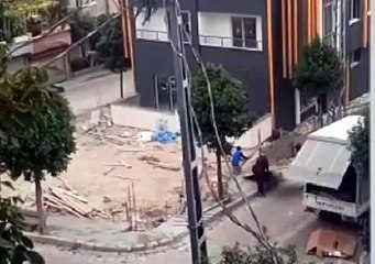 AVCILAR'DA İNŞAATLARDAKİ MALZEMELERİ SANİYELER İÇİNDE SÖKEREK ÇALDILAR