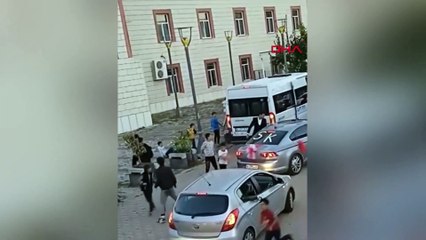 Gelin arabasının önünü kesen çocuklara tekmeli saldırı