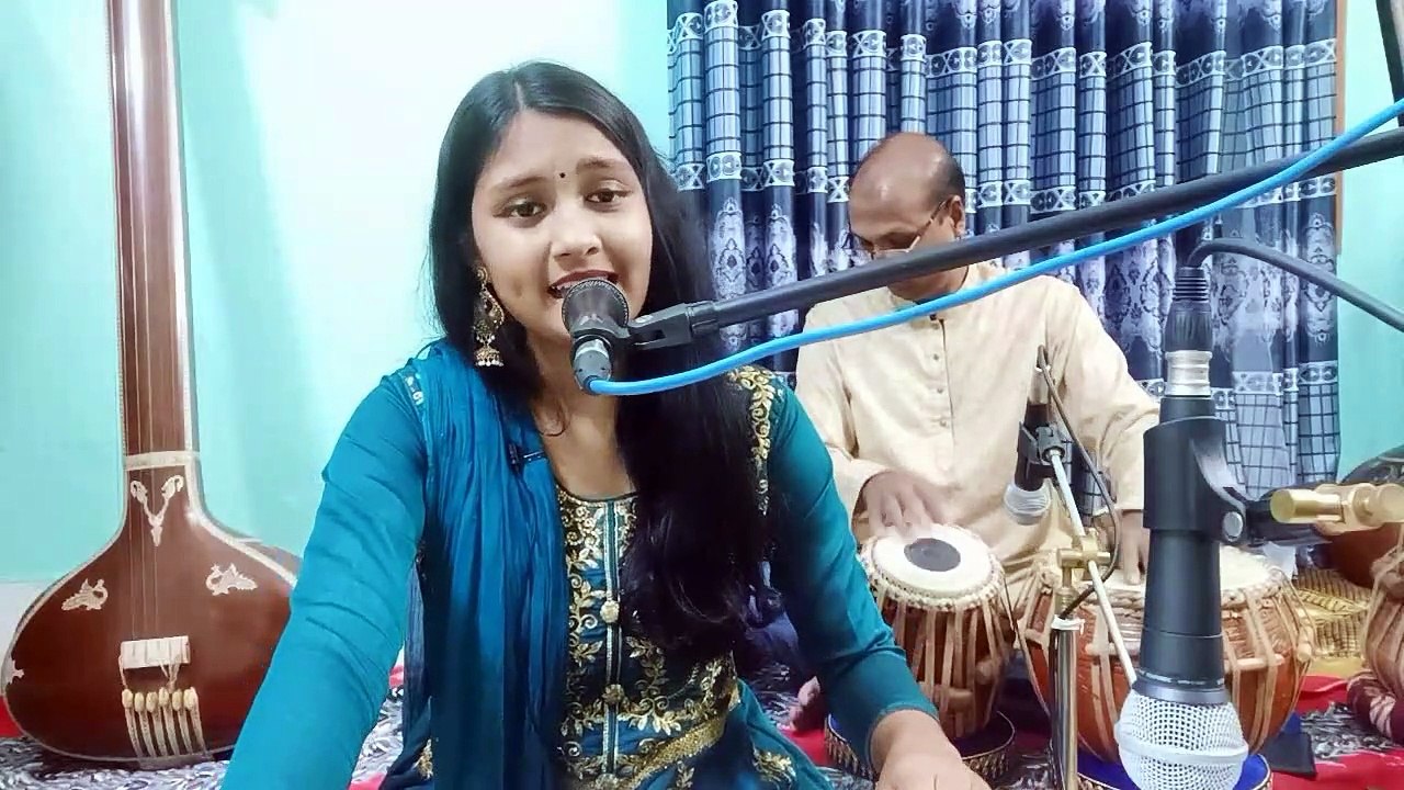 তার চোখের জটিল ভাষা