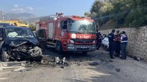 Antalya’da minibüs ile otomobil çarpıştı: 2 kişi öldü, 4 yaralı