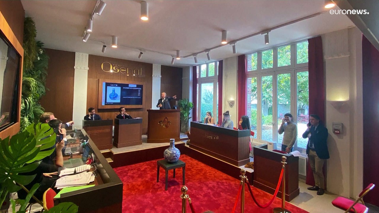 Un vase chinois, jugé banal par les experts, part pour plus de neuf millions d'euros aux enchères