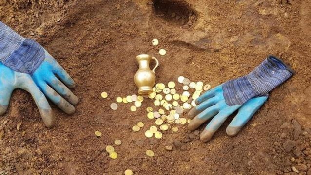 İstanbul'da komedi filmi gibi olay! Define avcıları tarihi eserleri paylaşamayınca yakalandı