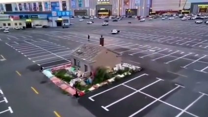 Ce propriétaire n'a pas voulu vendre sa maison et se retrouve seul au milieu du parking d'une zone commerciale