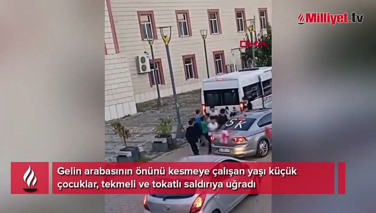 Düğün aracının önünü kesen çocukları tekmeledi