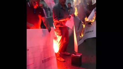 İtalyanlar protesto için enerji faturalarını yaktı