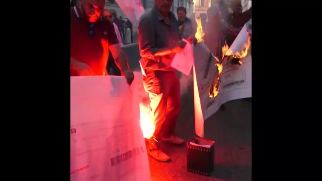İtalyanlar protesto için enerji faturalarını yaktı