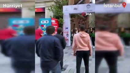 Download Video: İstiklal Caddesi’nde yumruk yumruğa kavga kamerada