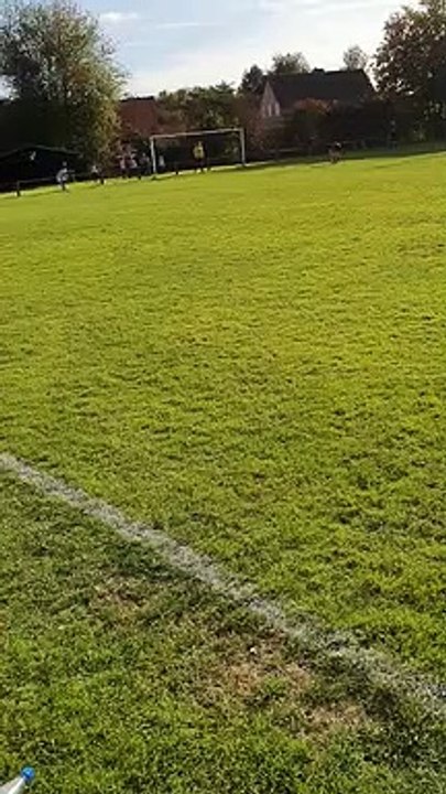 Der letzte Elfmeter im Elfmeterschießen zwischen dem FC SeeBern und dem SV Groß Ellershausen/Hetjerhausen im Kreispokal