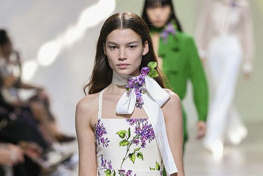 Voici l’astuce pour lifter les yeux et allonger les sourcils selon une maquilleuse habituée à sublimer le regard des mannequins d'Elie Saab