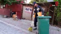 Sokak köpeği ile temizlik görevlisinin yürekleri ısıtan dostluğu