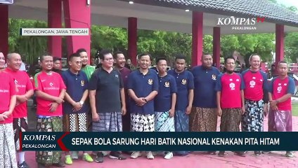 Sepak Bola Sarung Hari Batik Nasional Kenakan Pita Hitam