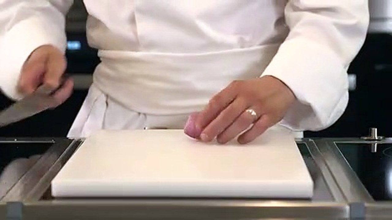 Emincer une échalote