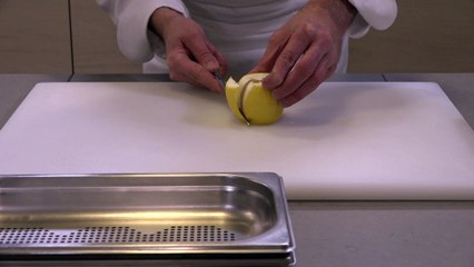 Peler à vif un citron jaune