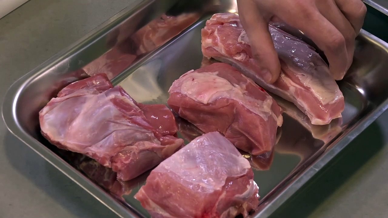 Parer, dégraisser, tailler des morceaux de veau