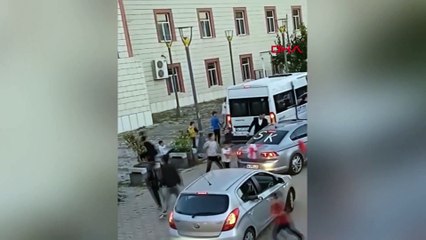 Gelin arabasından zarf isteyen çocuklara tekme tokat dayak