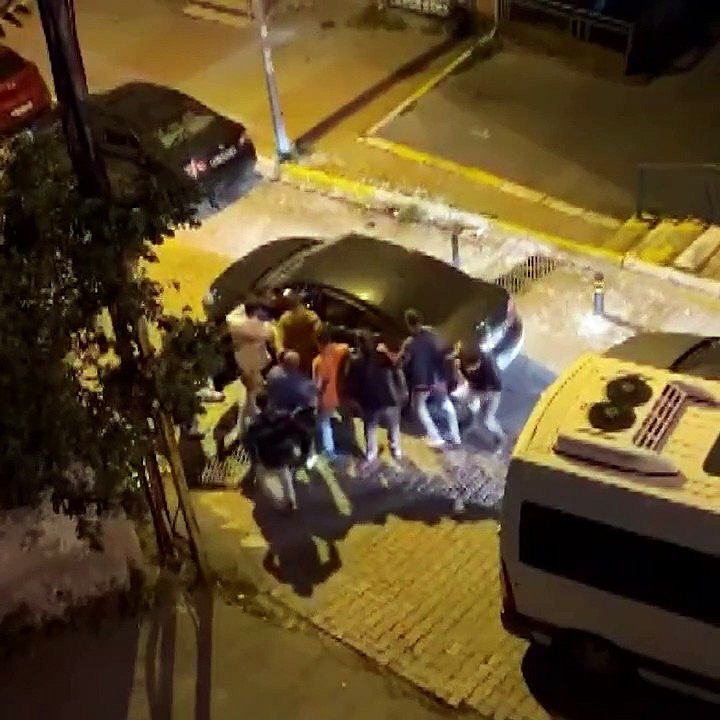 Yol verme kavgası: Araçta ailesi olan adama 7 kişi tekme tokat saldırdı