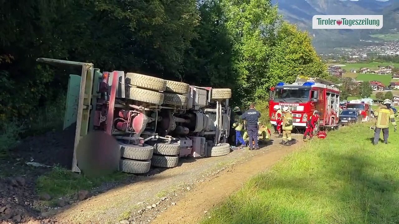 Lkw kippte in Reith im Alpbachtal um: Lenker wurde eingeklemmt