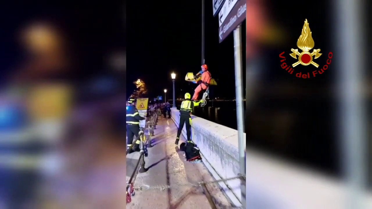 Scivola nel fiume Adige e si aggrappa a masso per non essere travolta