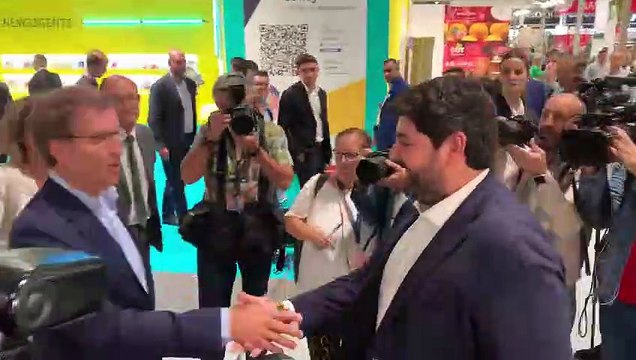 El presidente murciano, Fernando López Miras. este martes, en Ifema, recibiendo al presidente del PP, Alberto Núñez Feijóo.