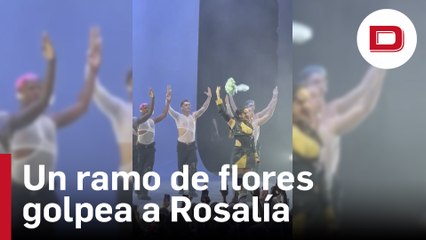 El momento en el que Rosalía golpeada por un ramo de flores durante su actuación
