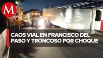 Caja de tráiler vuelca sobre carril del metrobús de la línea 5; CdMx