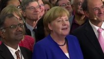 Merkel recebe prêmio por proteção a refugiados