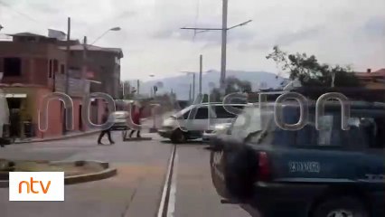 Vehículo se parquea en la vías del tren metropolitano