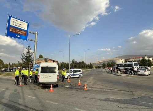 Son dakika haberi... Servis araçları çarpıştı, 6 askeri personel ile 4 öğretmen yaralandı