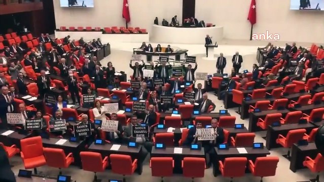 AKP ve MHP’nin TBMM’ye sunduğu “sansür yasası teklifi” gazeteciler tarafından siyah maskelerle Genel Kurul basın locasında protesto edildi.