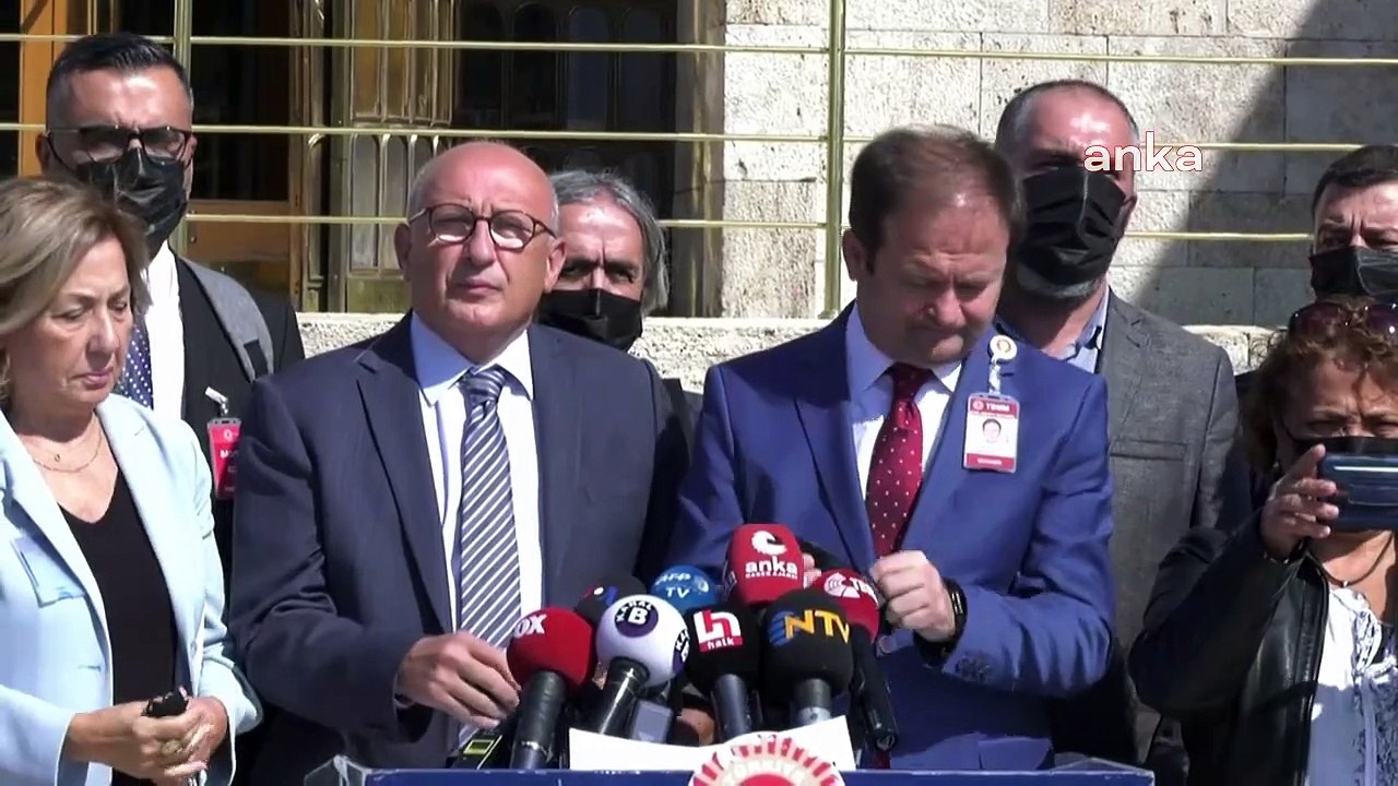 Sansür yasası Meclis önünde protesto edildi